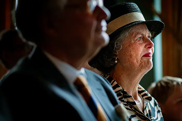 Emotionele momenten met mooi licht gefotografeerd door 2 ervaren bruidsfotografen