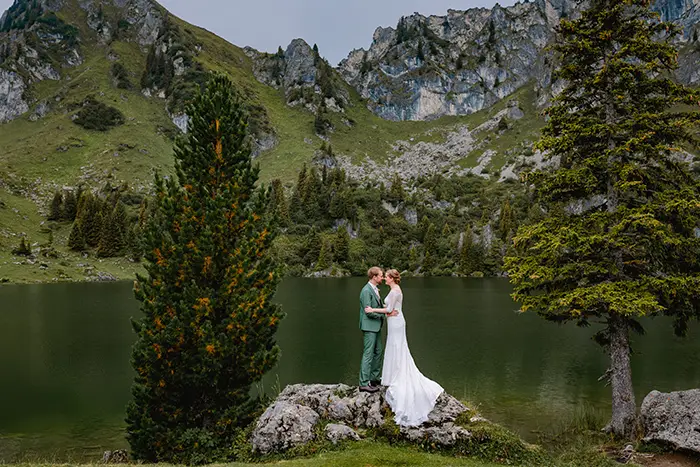 Destination wedding Zwitserland fotoreportage in de bergen met 2 ervaren en creatieve trouwfotografen