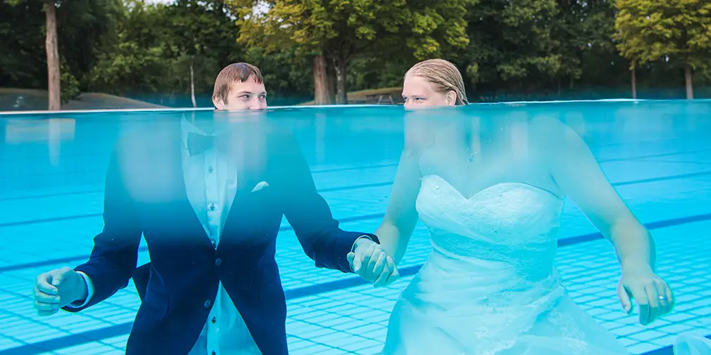 Bruidspaar trash the dress zwembad trouwfotografie Drunen creatieve fotografie