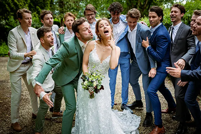 Spontane groepsfoto's bruiloft met vrienden door 2 creatieve trouwfotografen