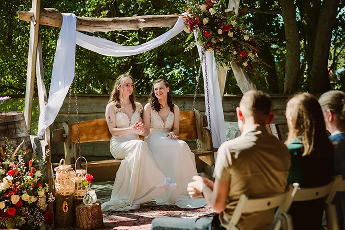 Lesbische bruiloft ceremonie met twee bruiden zomer buiten trouwen