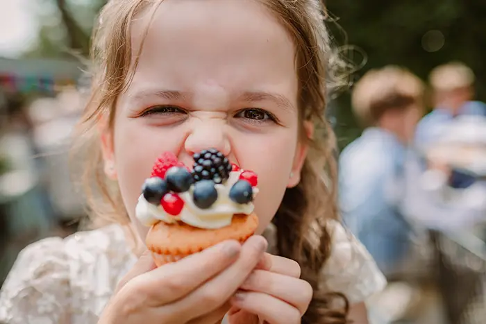 kinderen op je bruiloft trouwfotograaf brabant eindhoven tilburg breda close-up leuke momentjes ervaren duo fotograaf