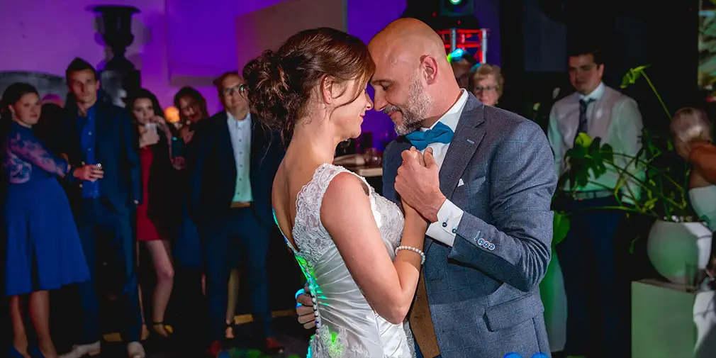 Bruidsfeest openingsdans bruidspaar sfeervolle fotografie puur liefdevol kleurrijk Utrecht