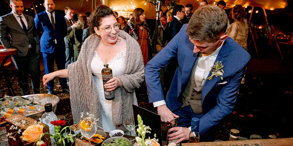 Boscafe trouwen Oisterwijk duo fotograaf ervaren met moeilijk licht Brabant avondbruiloft